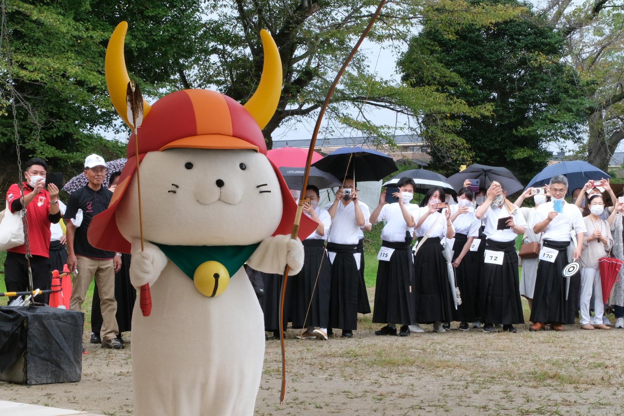 弓を持っているひこにゃん