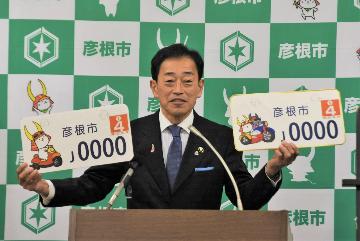 定例記者会見の様子