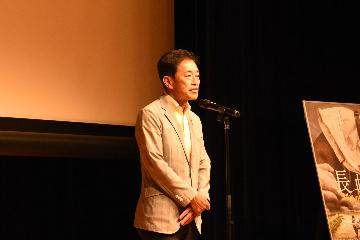 挨拶している様子
