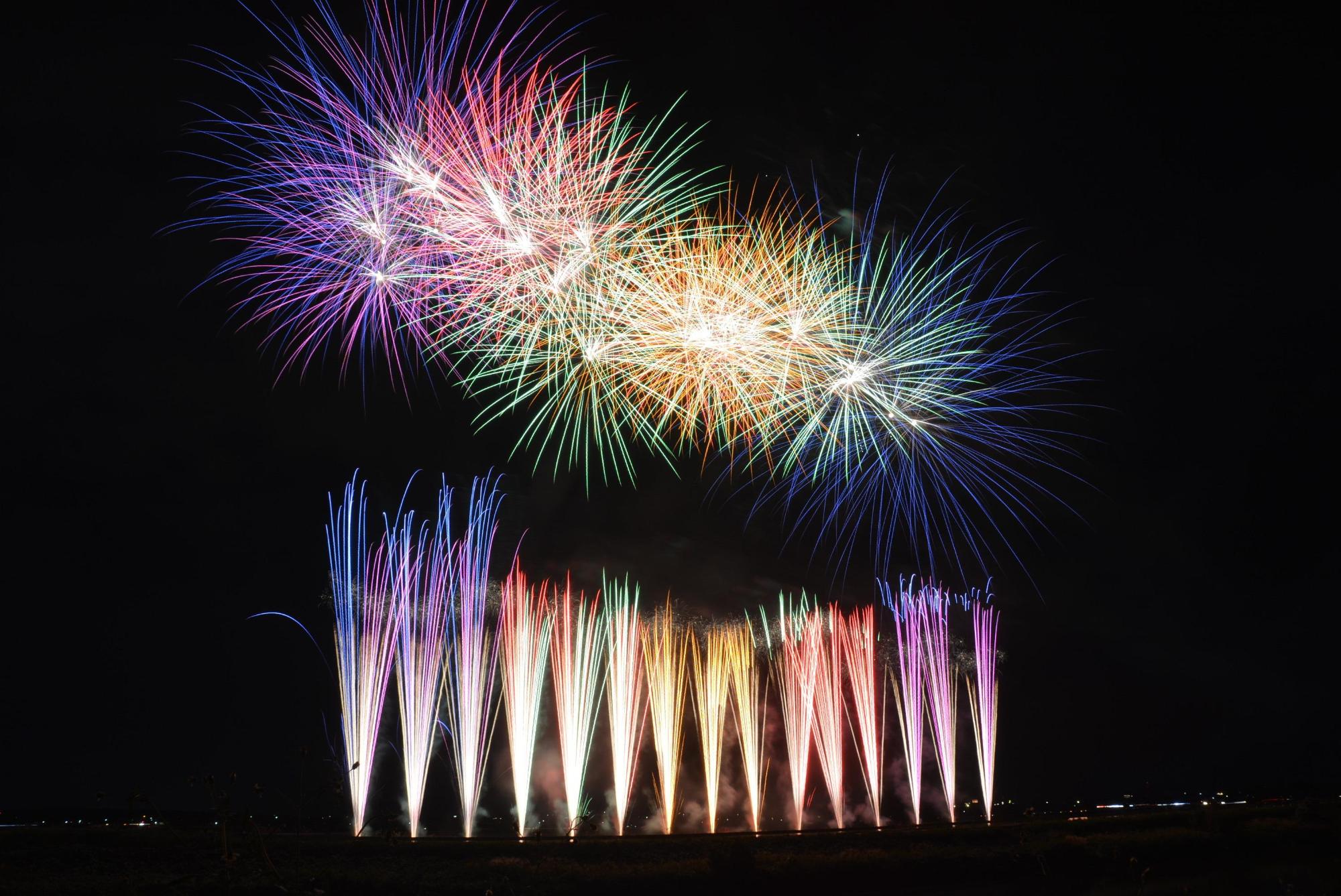 夜空に打ち上げられた満天の花火の写真