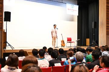 挨拶している様子