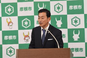 定例記者会見の様子