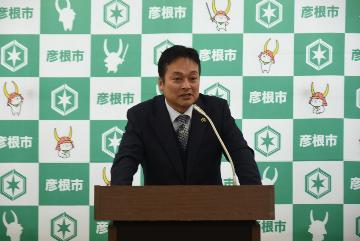 定例記者会見の様子