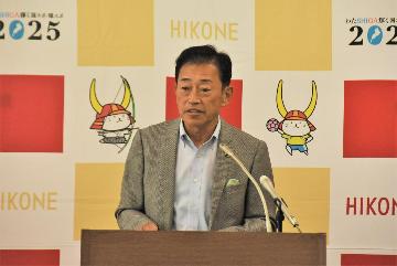 定例記者会見の様子