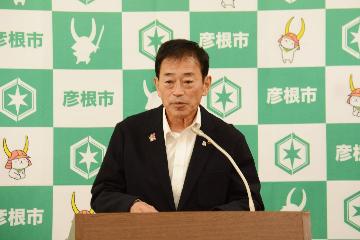 定例記者会見の様子