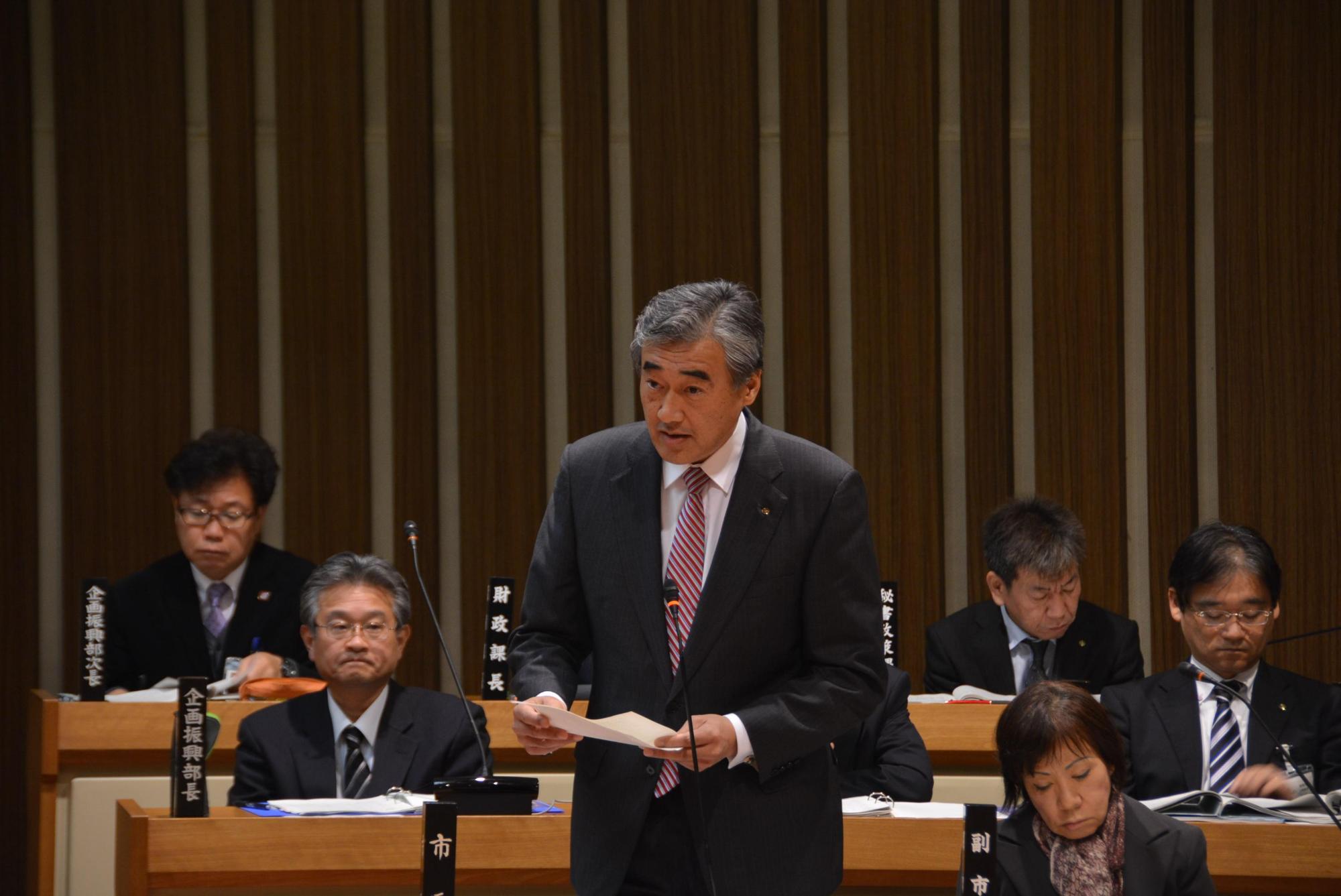 答弁をしている市長の写真