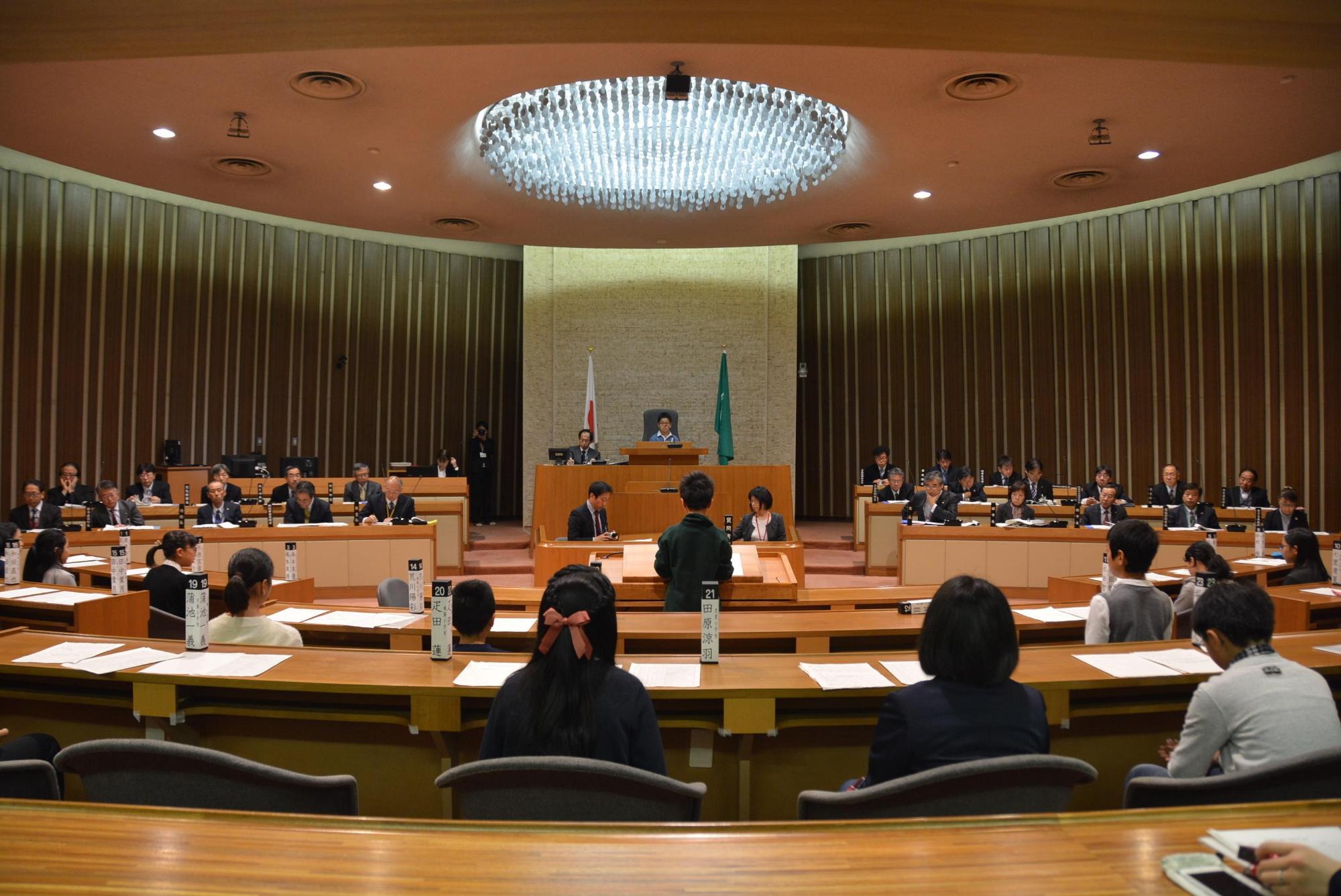 会議に出席している子供たちの会場内の全体写真
