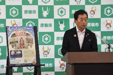 定例記者会見の様子