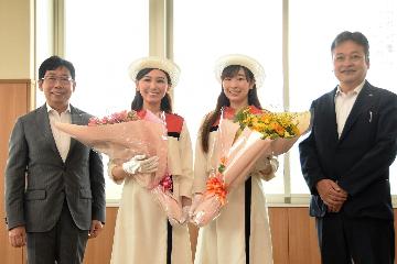 前川さん、岡本さんと彦根観光協会長と市長の写真