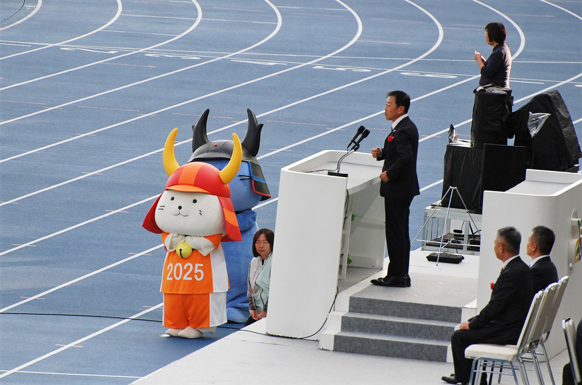 挨拶している様子