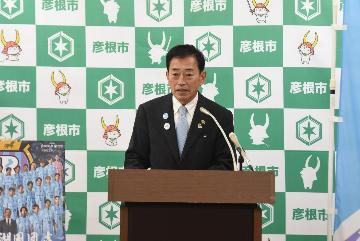 定例記者会見の様子