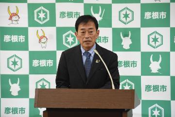 定例記者会見の様子