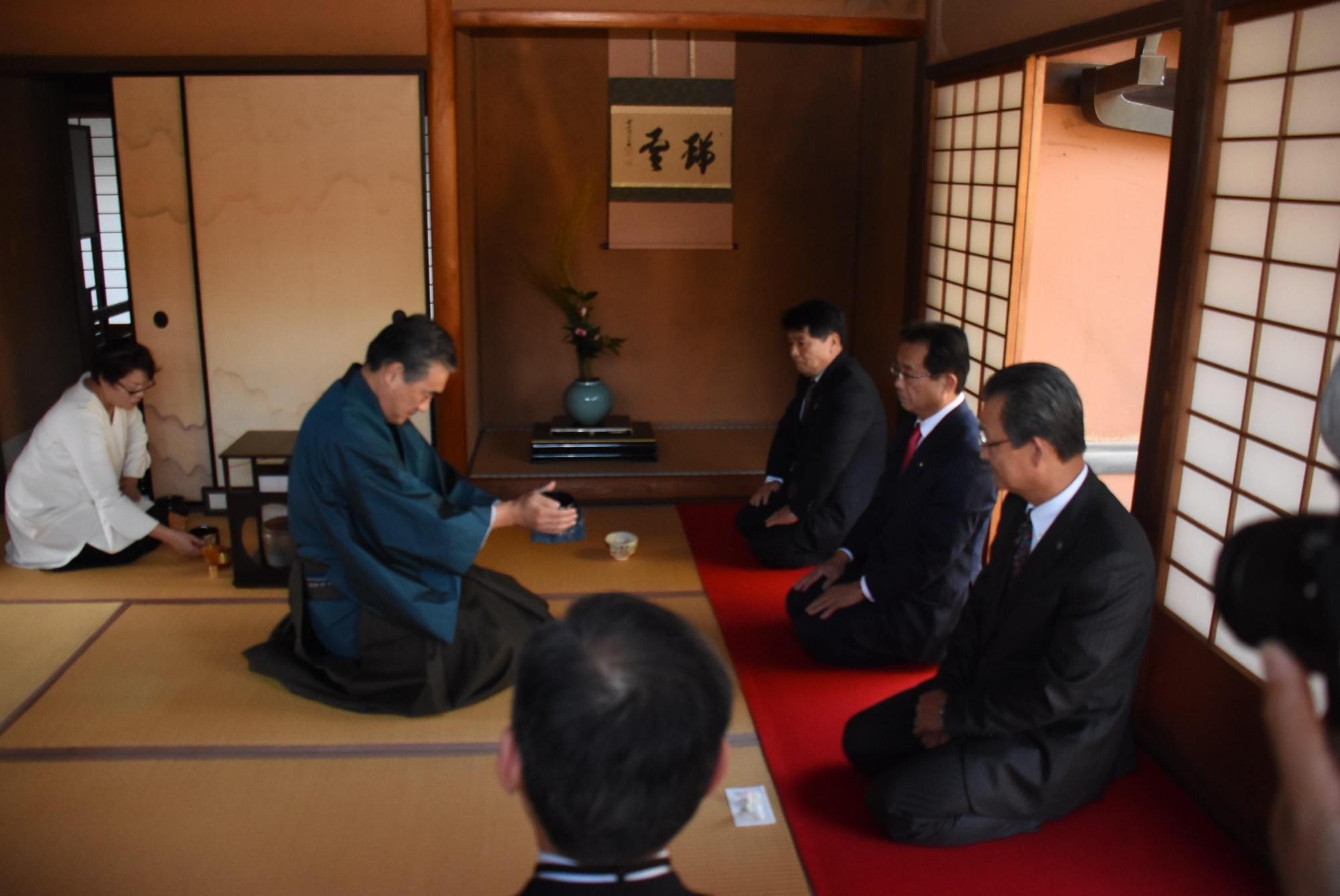 呈茶をしている市長の写真