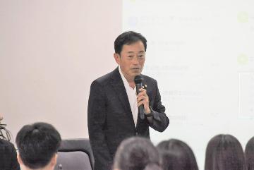挨拶している様子