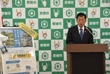 定例記者会見の様子