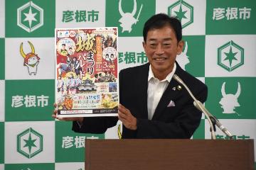 定例記者会見の様子