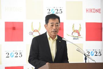 定例記者会見の様子