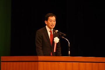 挨拶している様子