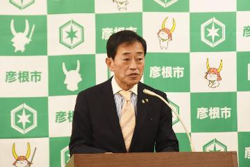 定例記者会見の様子