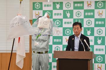 定例記者会見の様子