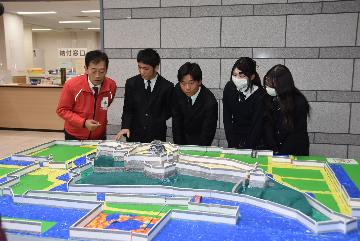 ジオラマを見ている様子