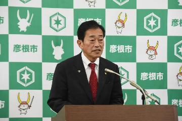 定例記者会見の様子