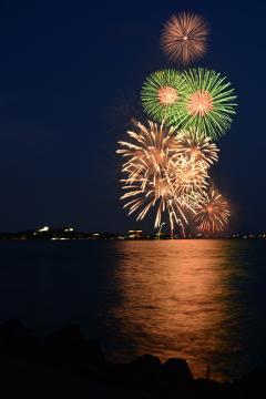 琵琶湖上に打ち上げられた花火の様子の写真
