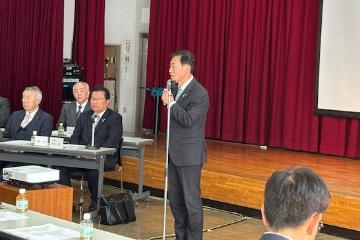 挨拶している様子