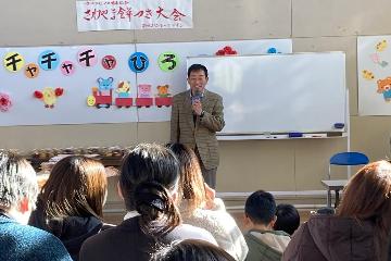 挨拶している様子