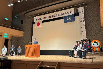 挨拶している様子