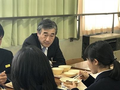 南中学校の生徒と給食を食べている市長の写真