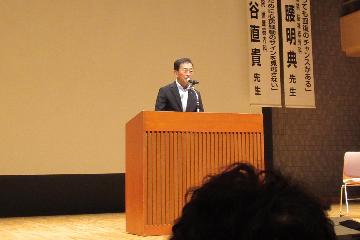挨拶している様子