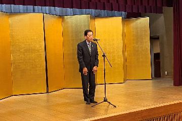 挨拶している様子