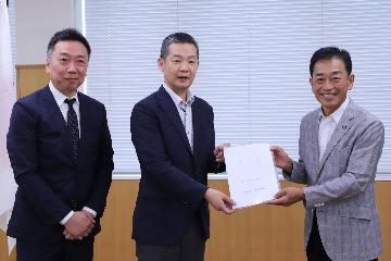 答申書を受け取っている様子