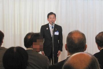 挨拶している様子