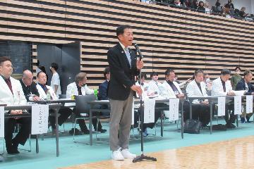 挨拶している様子