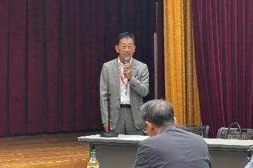 挨拶している様子