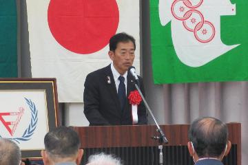 挨拶している様子
