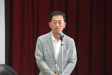 挨拶している様子