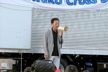 挨拶している様子