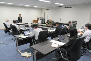 挨拶している様子