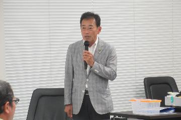 挨拶している様子