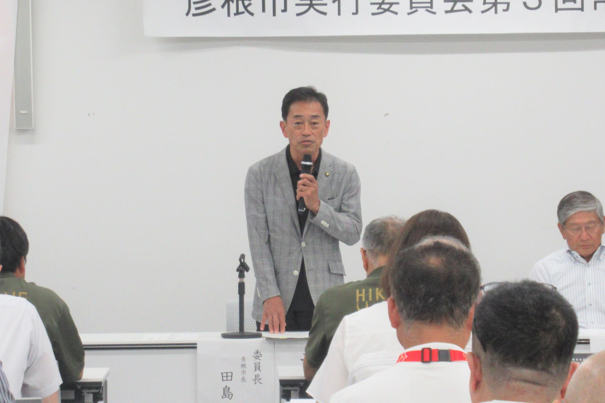 常任委員会で挨拶している様子