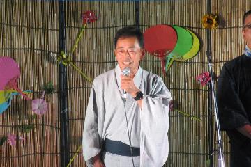 挨拶している様子