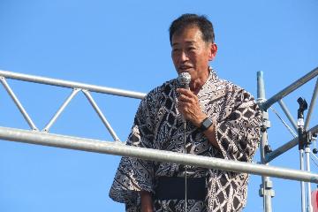 挨拶している様子
