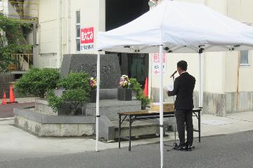 誓いの言葉を述べている様子