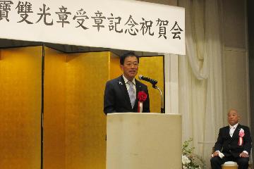 挨拶している様子