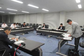 挨拶している様子
