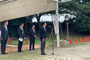 挨拶している様子