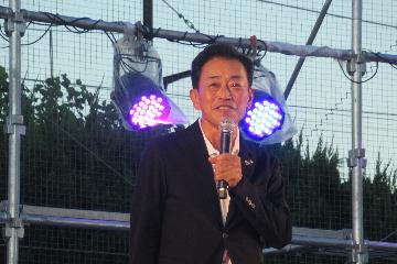 挨拶している様子